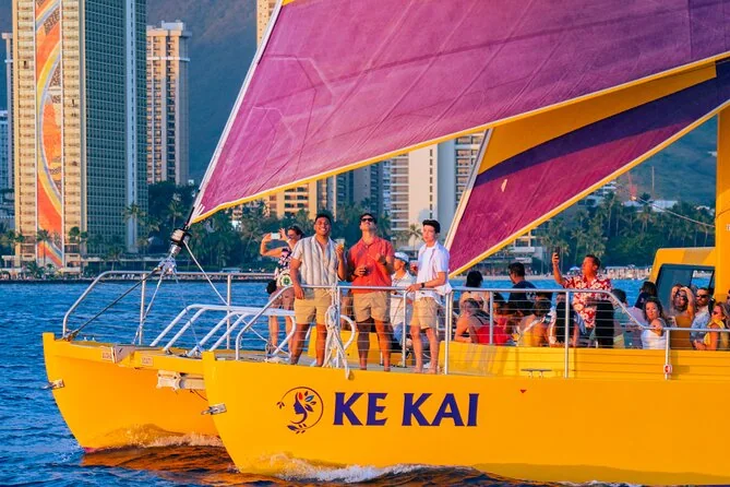 Le catamaran Ke Kai naviguant au large de la plage de Waikiki